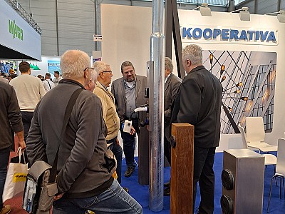 Pan_Bejblík_osvětluje_dobíjecí_stožár_Kooperativy_na_Amperu_2024[1]